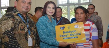 Indomaret Serahkan Bantuan Nutrisi Kepada Keluarga Beresiko Stunting