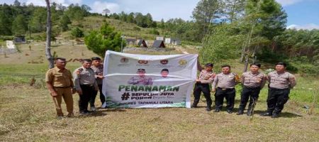 Hijaukan Wisata Alam Salib Kasih Siatas Barita, Polres Taput Turut Melakukan Penanaman Pohon