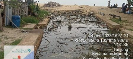 Banyak Sampah Potongan Kayu Pada Saluran Air Pantai Batu Rakit, Diduga Kurangnya Perhatian Dinas Terkait