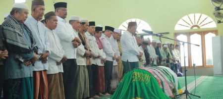 Bersama Ratusan Jemaah, Pj Gubernur Safrizal Ikut Salatkan Jenazah Ayahanda ‘Atok Kulop”