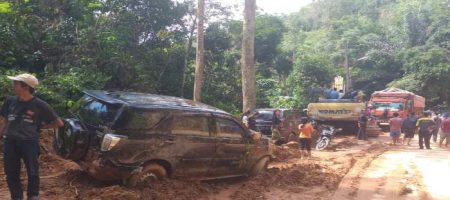 Jalan Lintas Sumatera di Taput Tertimbun Longsor Beserta 6 Unit Mobil Dan 1 Mobil Terseret Kesungai,3 Orang Meninggal Dunia