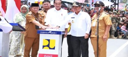 Bupati Simalungun Bersama Pj Gubsu Dampingi Presiden RI Resmikan Pelaksanaan Impres Jalan Daerah Di Provinsi Sumut