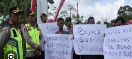 Aksi Demo Di Depan Gedung Kantor KPU Musi Banyuasin.