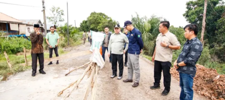 Pj Bupati Muba H Sandi Fahlepi Bersama Perangkat Daerah Bappeda, Dinas PUPR, Camat Sekayu, Tinjau Jalan Desa Rusak Akibat Banjir