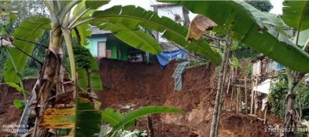 Akibat Hujan Deras , Satu Rumah Terdampak Bencana Tanah Longsor Di Desa Cibahayu