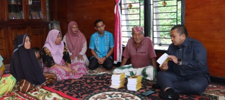 Bupati Tapsel Berikan Buku Surat Yasin Kepada Ibu-ibu Perwiritan