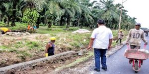 Bupati Radiapoh Tinjau Perbaikan Jalan Penghubung Jawa Maraja Bah Jambi – Simpang Nagojor