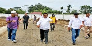 Bupati Radiapoh Meninjau Progres Pembangunan Stadion Mini Pematang Raya