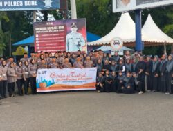 Satlantas Polres Bone Berbagi Takjil dan Edukasi Pengguna Jalan