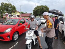 Mengindahkan Bulan Suci Ramadhan, Kapolres Soppeng Pimpin Pelaksanaan Bagi Takjil dan Buka Puasa Bersama