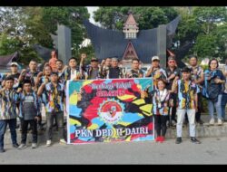 DPD II Pemuda Karya Nasional (PKN) Kabupaten Dairi Berbagi Takjil Pada Pengendara