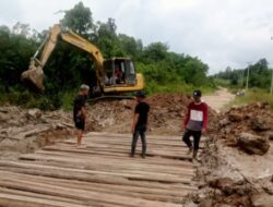 Warga Dusun Benit Perbaiki Jalan Rusak dengan Dana Pribadi, Pemerintah Belum Hadir