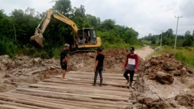 Warga Dusun Benit memperbaiki Jalan yang rusak dengan dana pribadi