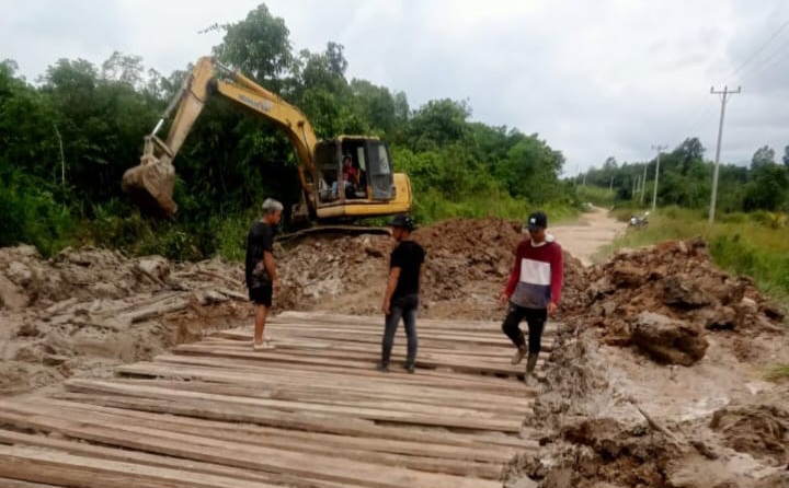 Warga Dusun Benit memperbaiki Jalan yang rusak dengan dana pribadi