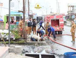 Cepat Tanggap, Bupati Dairi Tinjau Genangan Air Di Jalan Ahmad Yani Sidikalang