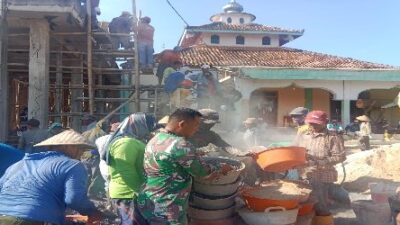 Babinsa Mekar Sari Ajak Warga Gotong Royong Bangun Masjid