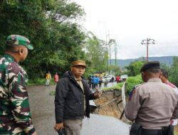 Bupati Taput Tinjau Banjir Bandang Adiankoting: Akses Taput–Tapteng Lumpuh Dua Hari