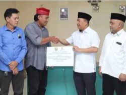 Wakil Bupati H.Andreas Serahkan  Bantuan Dari Baznas Kabupaten Sukabumi Ke Penerima Rutilahu Di Desa Jaya Bakti