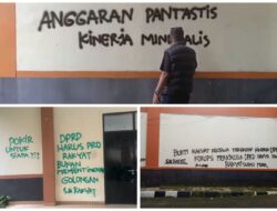 Coretan Protes di Gedung DPRD Tasikmalaya, Dadan Jaenudin: Simbol Kekecewaan Publik