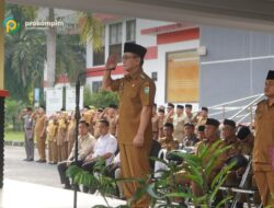 Bupati Tasikmalaya Pimpin Apel Senin, Serahkan Apresiasi bagi ASN Berprestasi