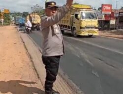 Kapolsek Banyuasin III Pimpin Langsung Atur Lalin Di Lokasi Pengecoran Jalan KM 17 Sukomoro.