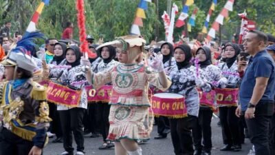 Bupati OKU Lepas Karnaval Drum Band Semarakkan Perayaan Hari Jadi OKU