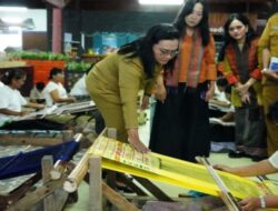 ‎Inovasi ECO-Ulos Pemkab Taput: Ubah Limbah Pertanian Jadi Wastra Berkelanjutan dan Tingkatkan Ekonomi Penenun