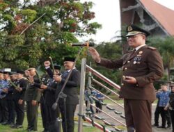 HUT ke 81 RI Kajari Toba Jadi lnspektur Upacara Pemberangkatan Taptu dan Pawai Obor