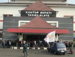 Puluhan Massa dari JAMAN Geruduk Kantor Bupati Tasikmalaya, Tuntut Penutupan Dapur MBG Ilegal yang Diduga Milik Bupati, Anggota DPRD dan Polisi