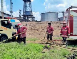 BPBD Simalungun Turunkan Armada Damkar Bantu Padamkan Kebakaran Kolam Limbah PKS PTPN IV Kebun Dolok Ilir