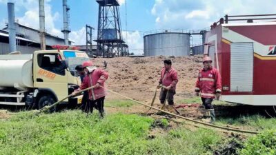 BPBD Simalungun Turunkan Armada Damkar Bantu Padamkan Kebakaran Kolam Limbah PKS PTPN IV Kebun Dolok Ilir