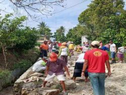 Warga KPM PKH Bersama Warga Nagori Bahal Gajah Kecamatan Sidamanik Kompak Gotong Royong Perbaiki Jalan Umum