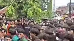Demo BEM se-Tasikmalaya Berakhir Ricuh, Gerbang DPRD Kota Tasikmalaya Roboh dan Seorang Polisi Terluka