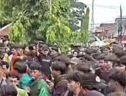 Demo BEM se-Tasikmalaya Berakhir Ricuh, Gerbang DPRD Kota Tasikmalaya Roboh dan Seorang Polisi Terluka